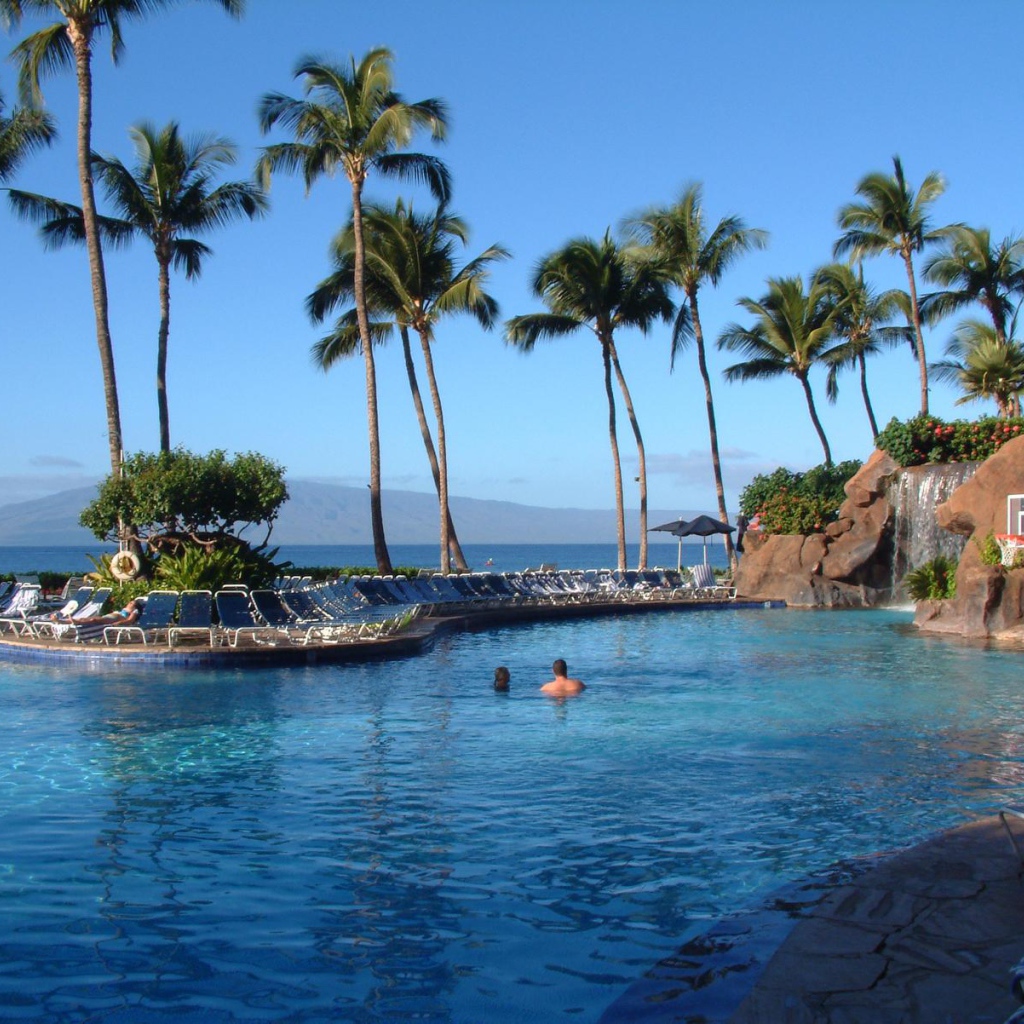 Бассейн у отеля