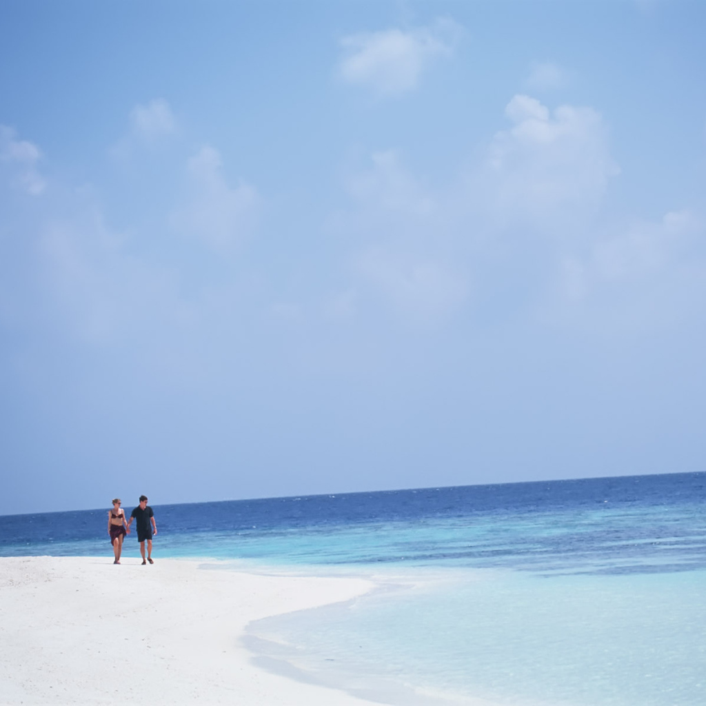 Парочка у моря