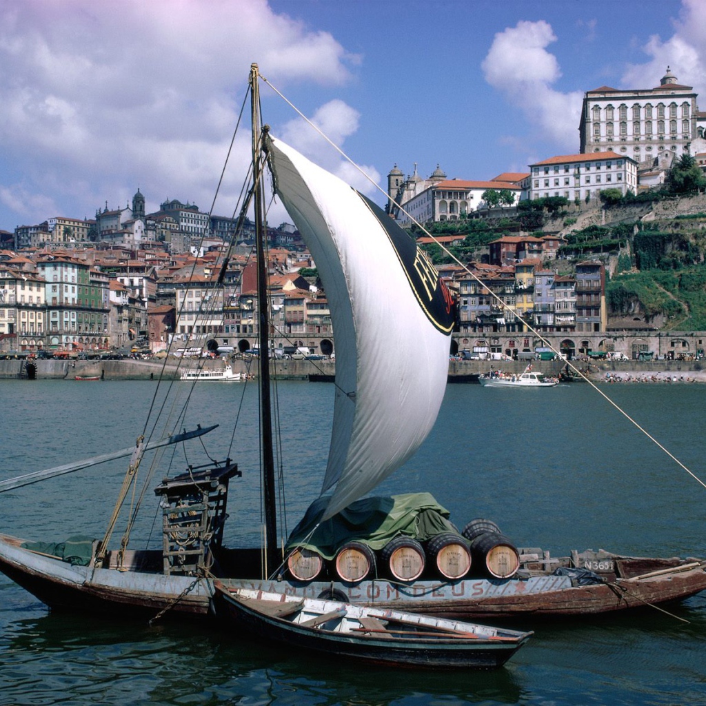 Красивый парусник