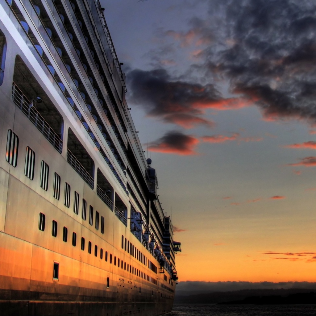 Круизный лайнер на закате