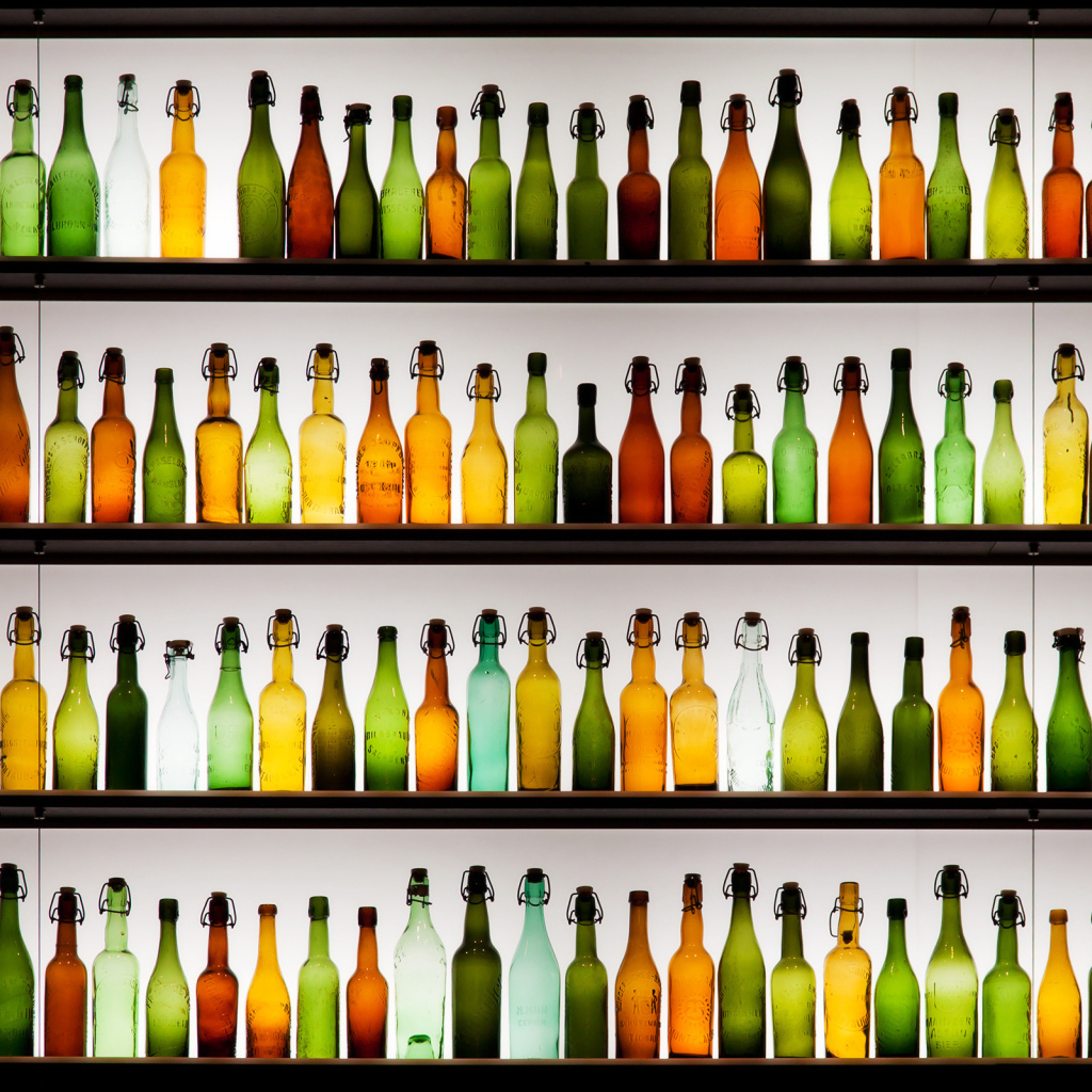 Бутылки на полках