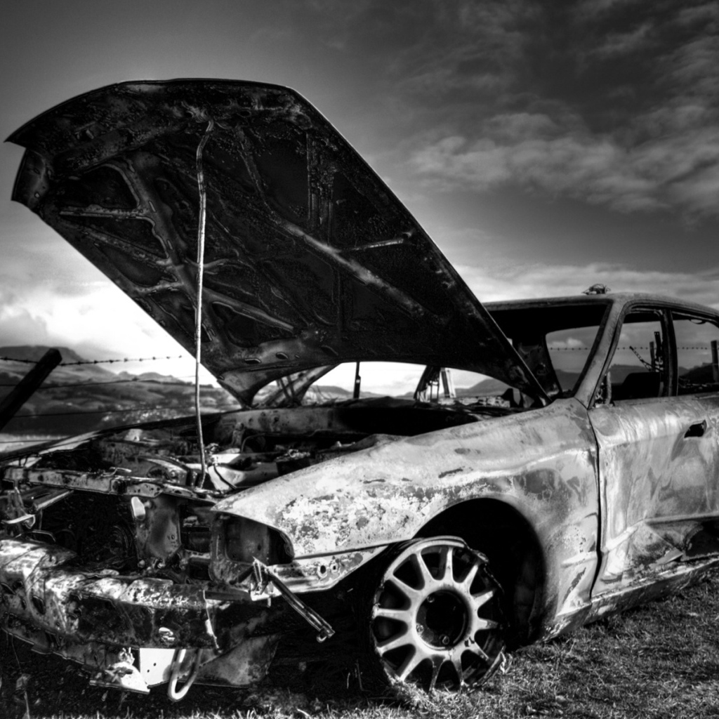 Старая сгоревшая машина