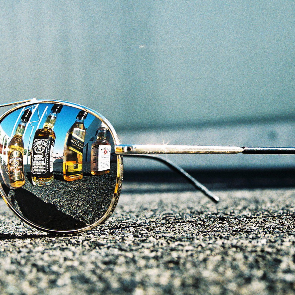 Очки на асфальте