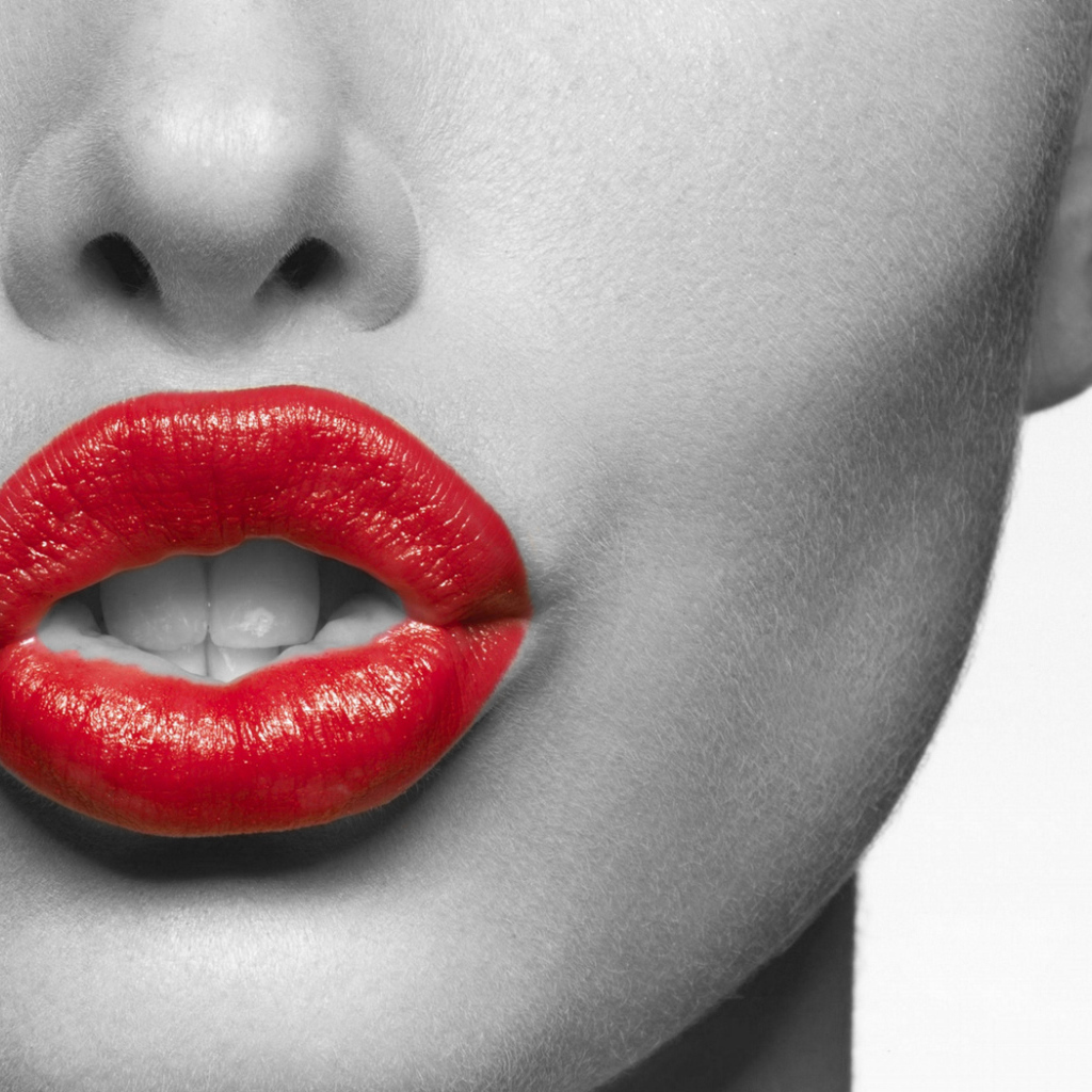 Красная помада на губах