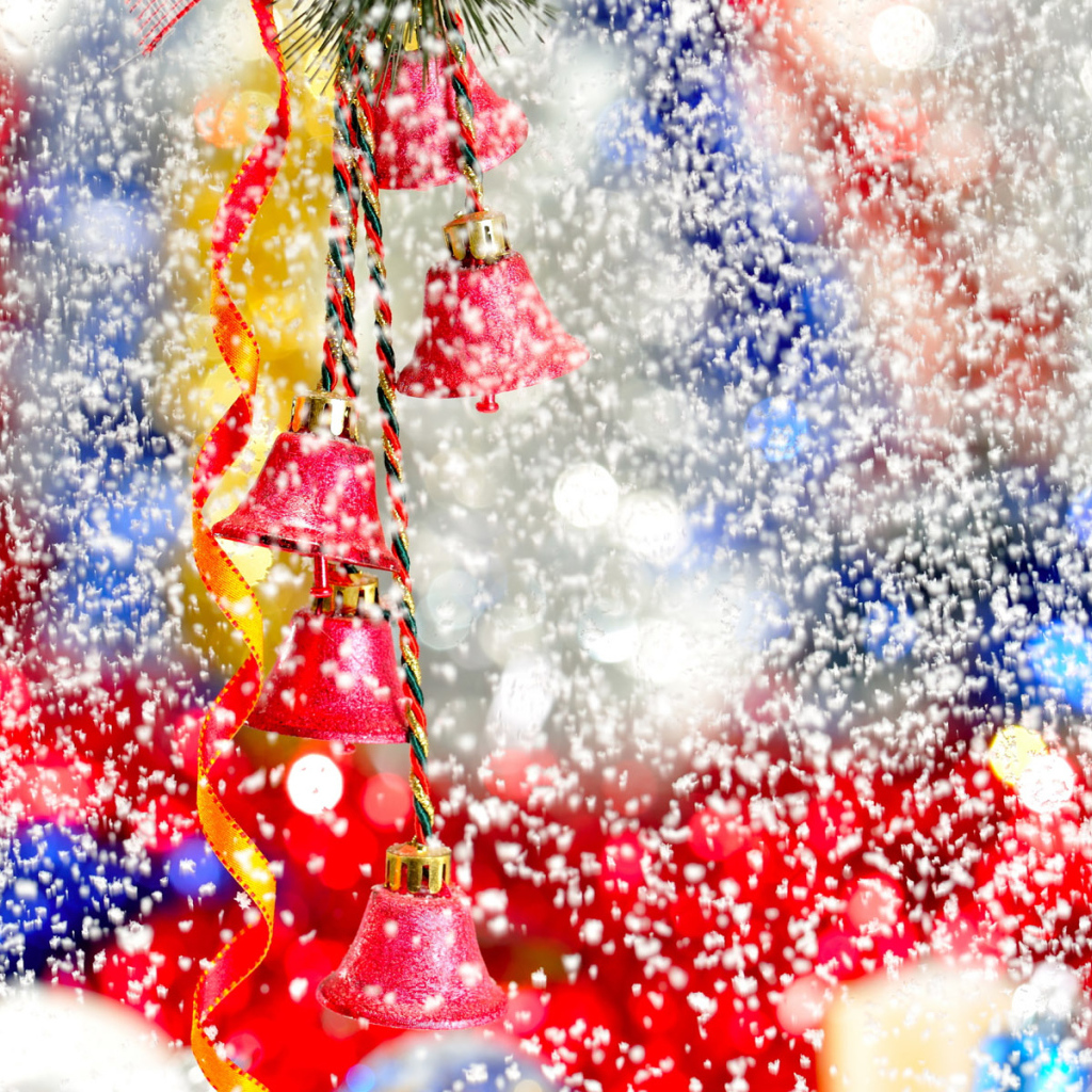 Колокольчики, украшения и снег