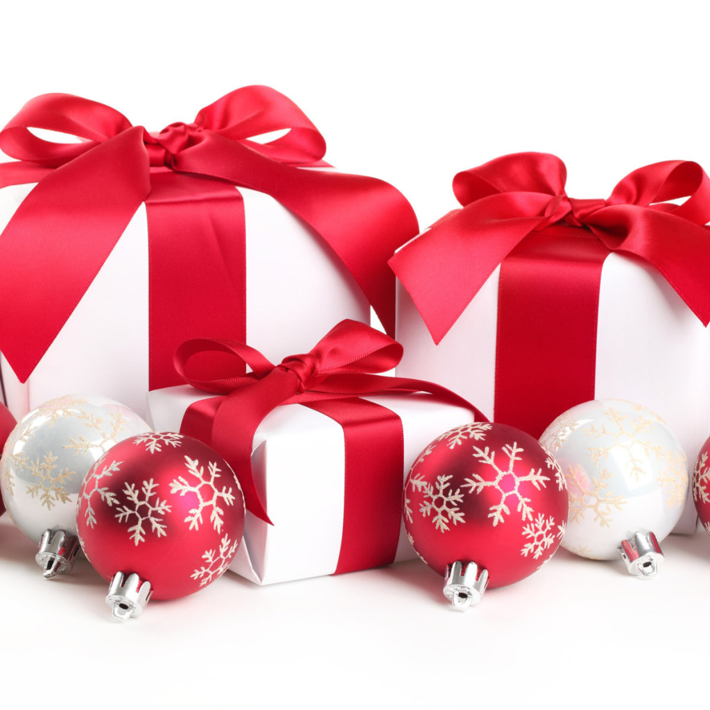 Новогодние подарки и игрушки