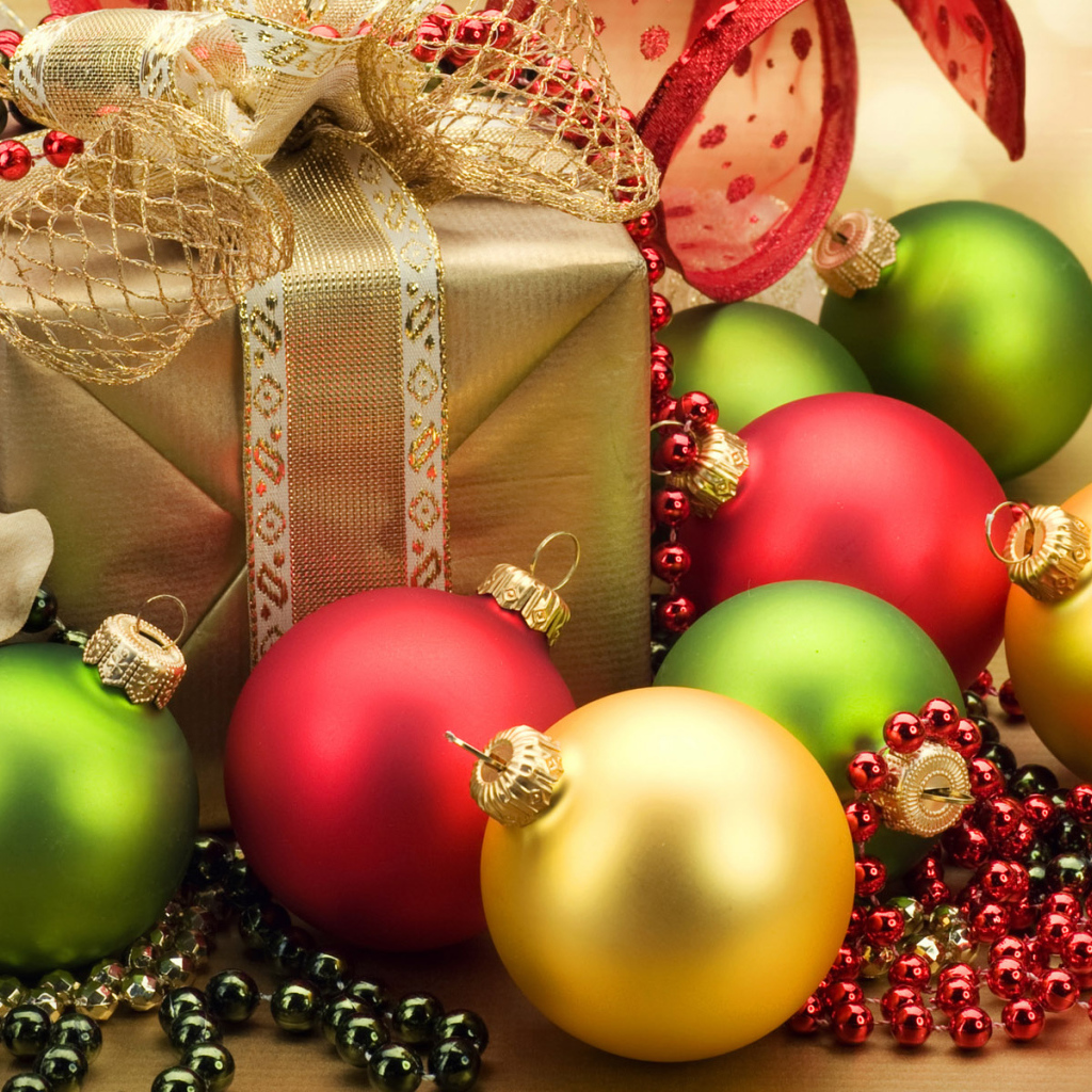 Елочные игрушки и подарки
