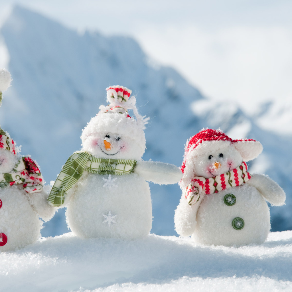 Веселые снеговики