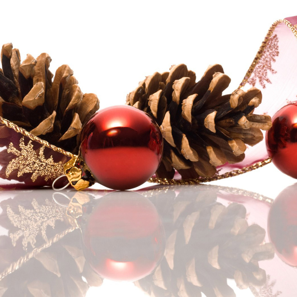 Стеклянные шары и шишки