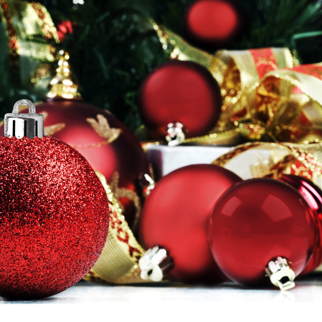 Красные шары на елку