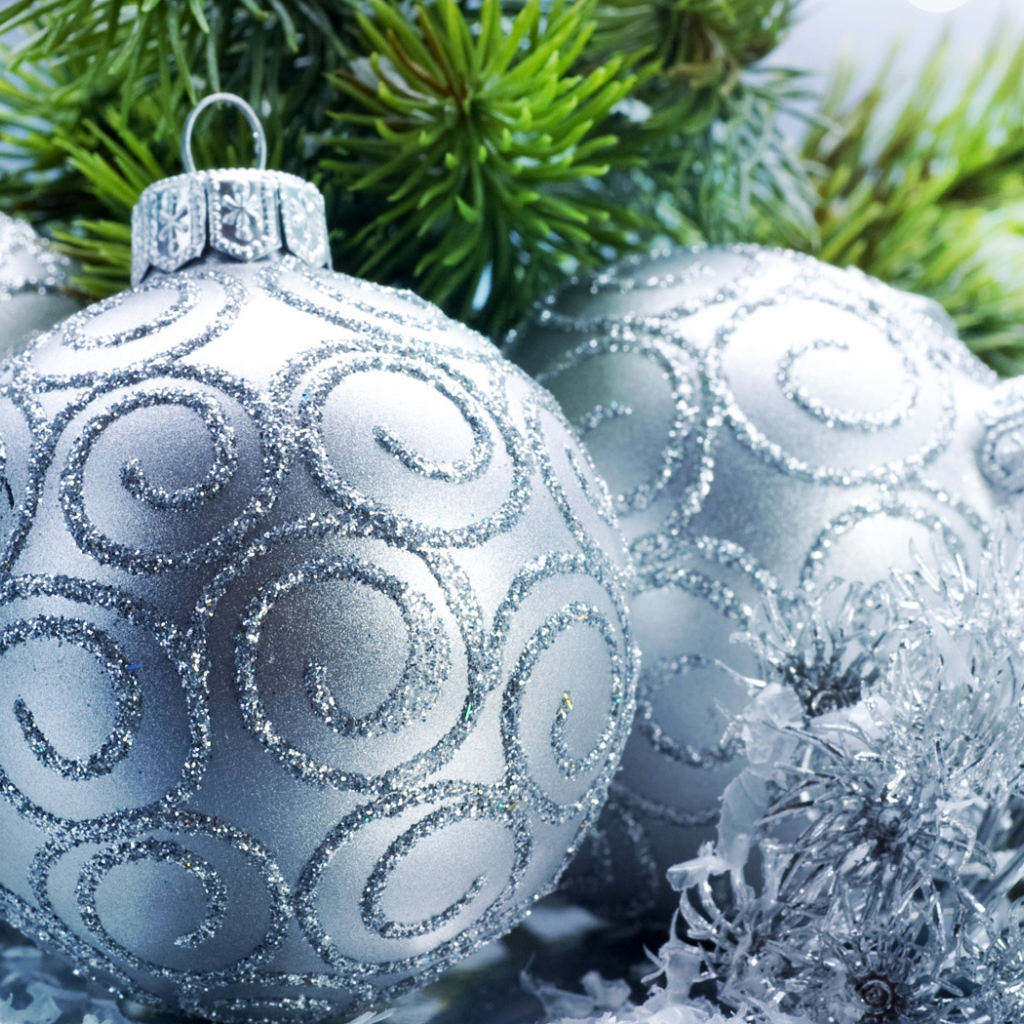 Серебристые шары