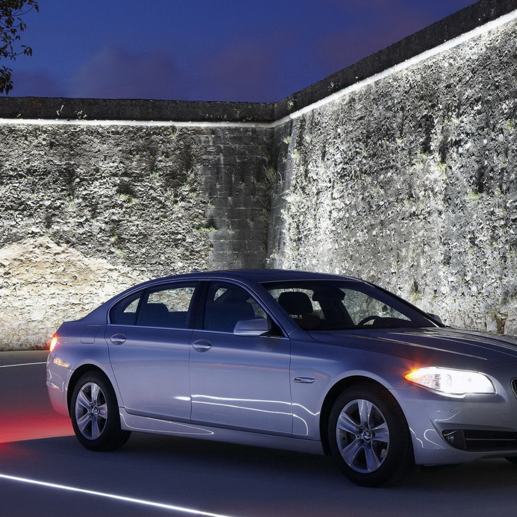 БМВ 5 серии окруженный стеной