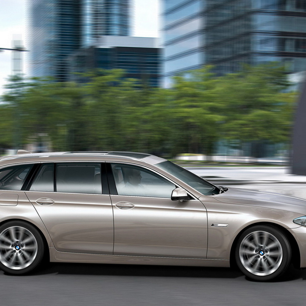 БМВ 5 Серии двигаясь по городу