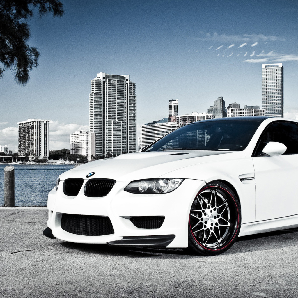 белый БМВ М3