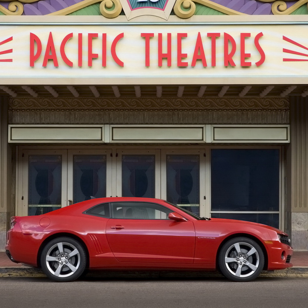 Красный Шевроле Камаро