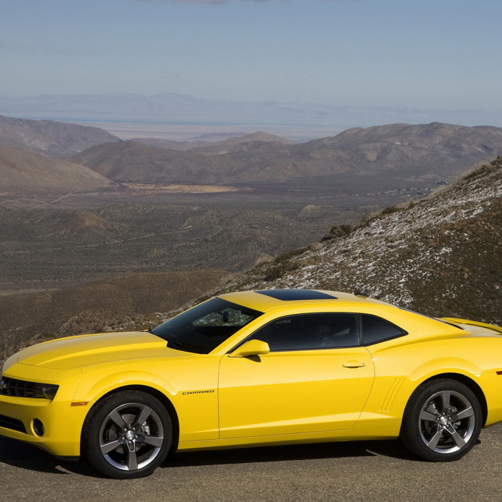 Желтый Шевроле Камаро 2011