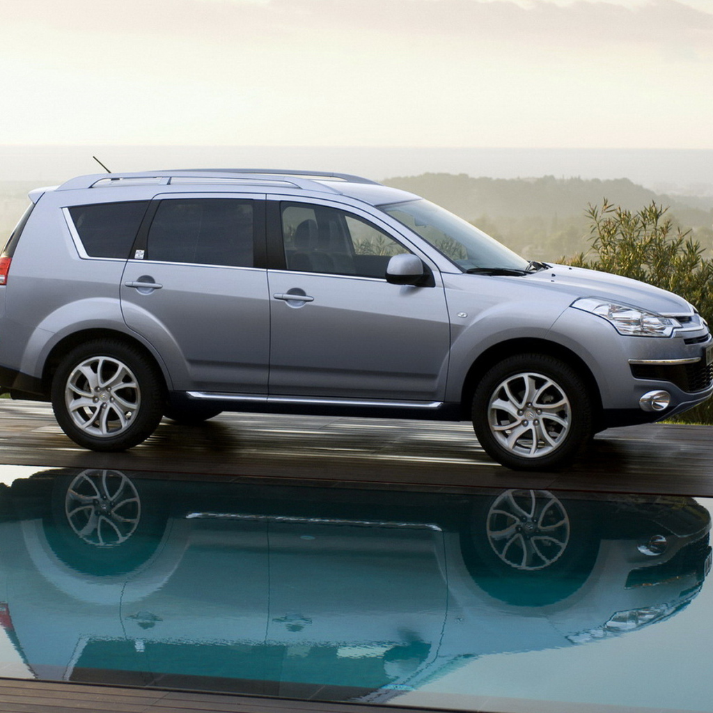 Ситроен С Кроссер возле бассейна