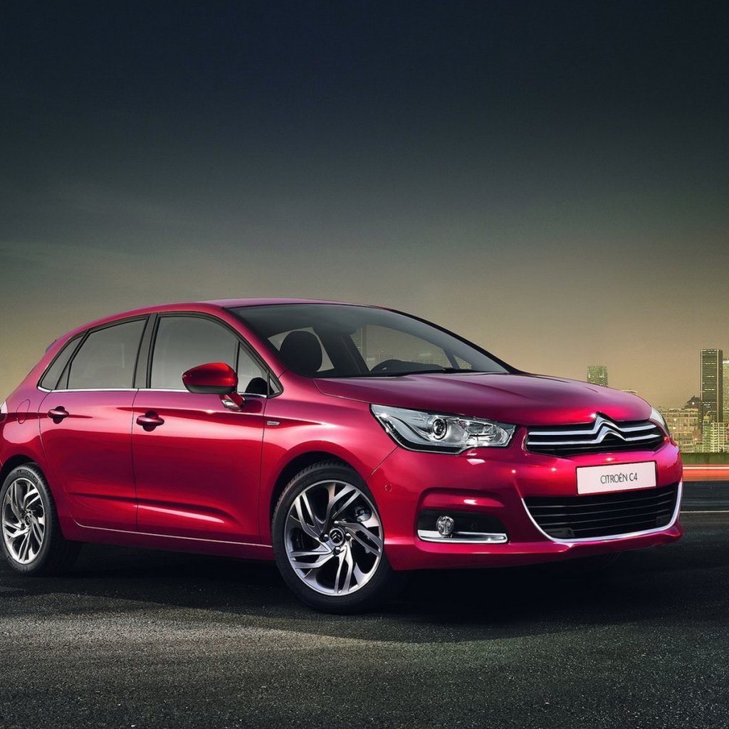 красный Ситроен С4