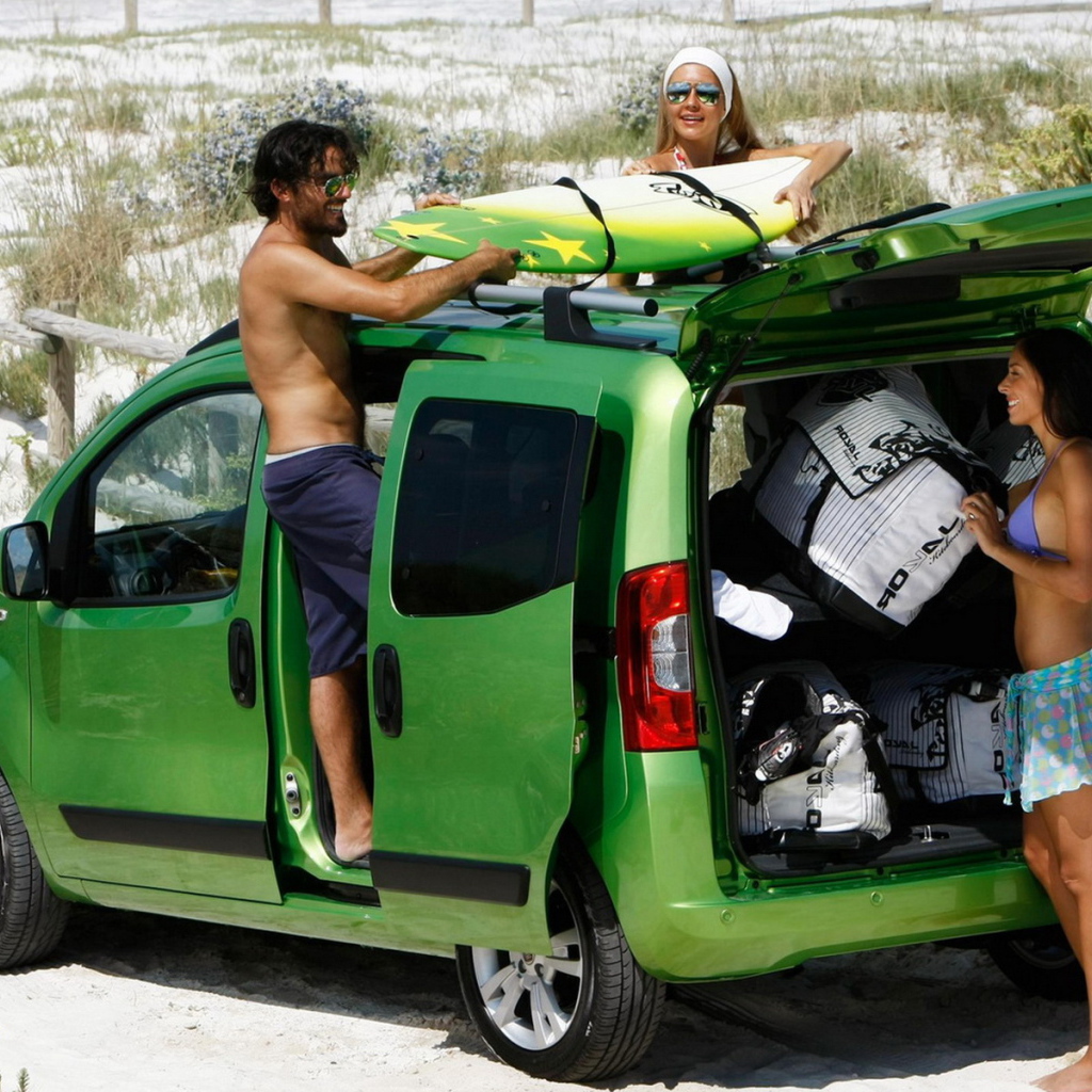 Фиат Фиорино рызграужаясь на пляже