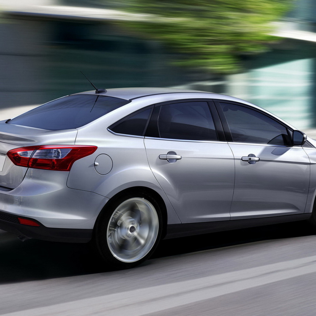 Форд Фокус Седан в движении 2011