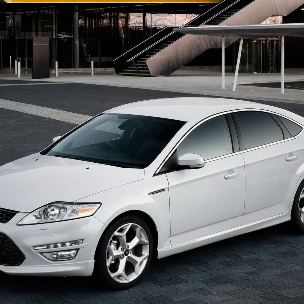 Белый Форд Мондео 2011