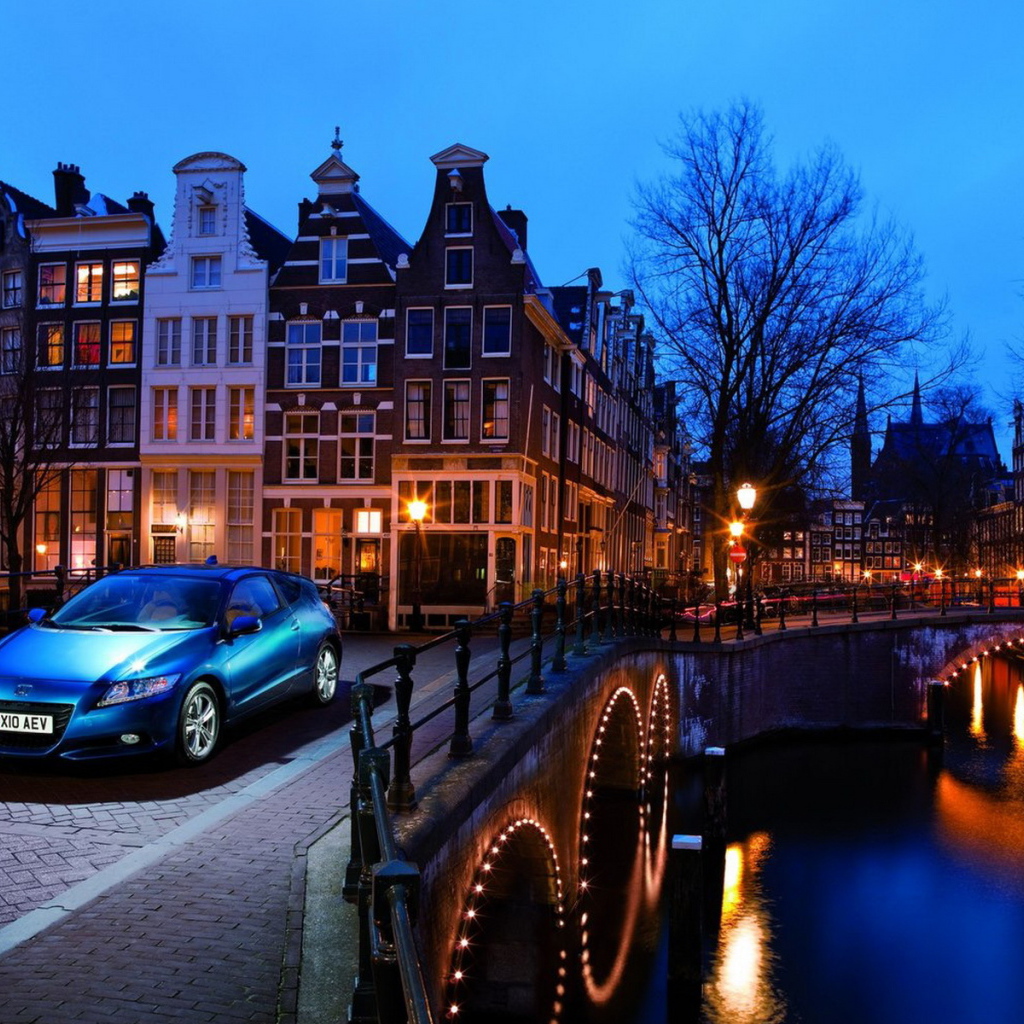 Хонда СR-Z в вечернем городе