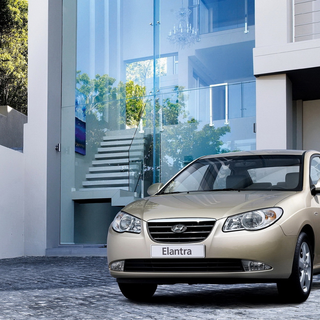 Хендай Элантра во дворе