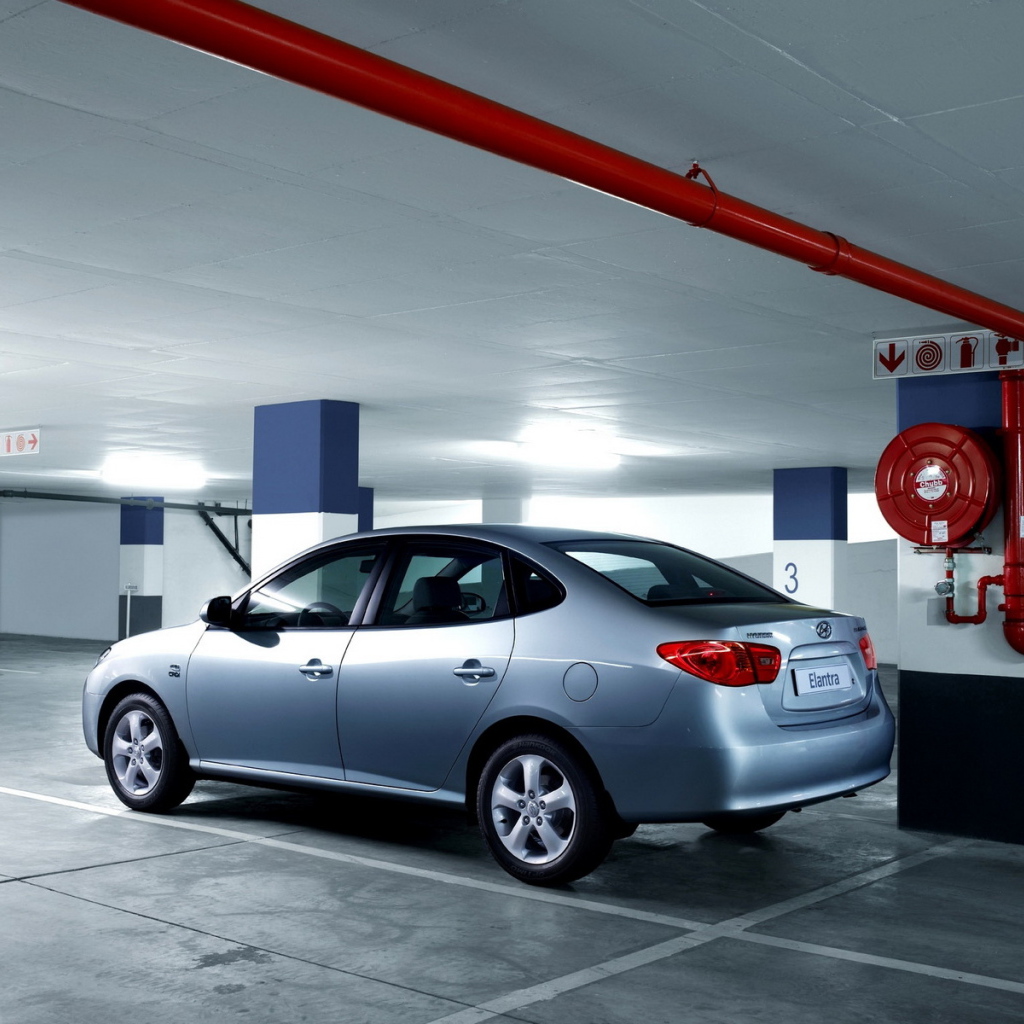 Хендай Элантра в подземном гараже