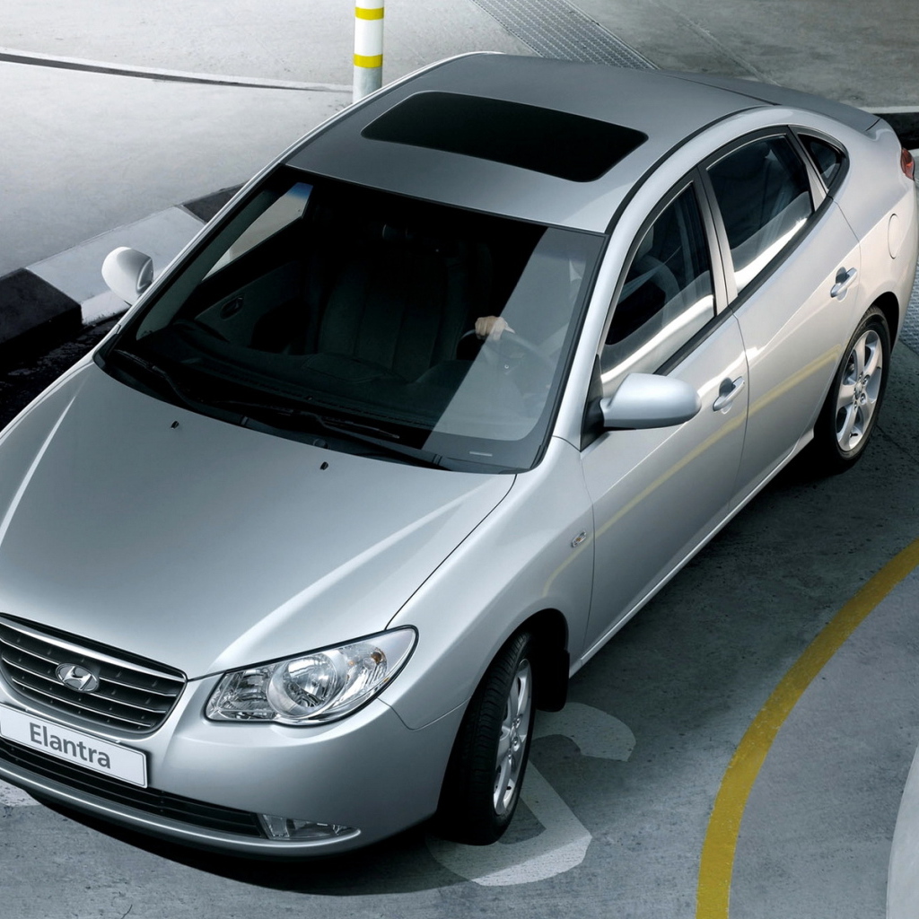 Хендай Элантра выезжая из паркинга