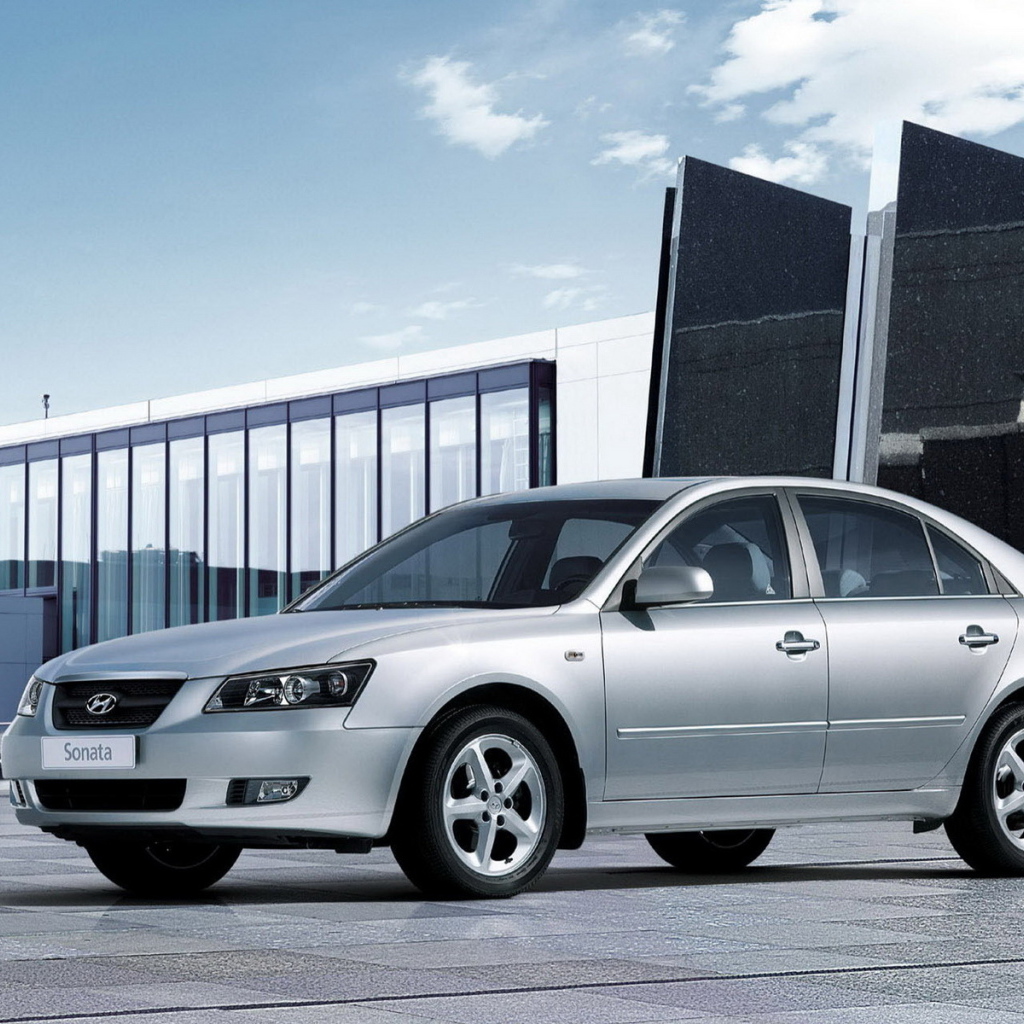 Хендай Соната на паркинге