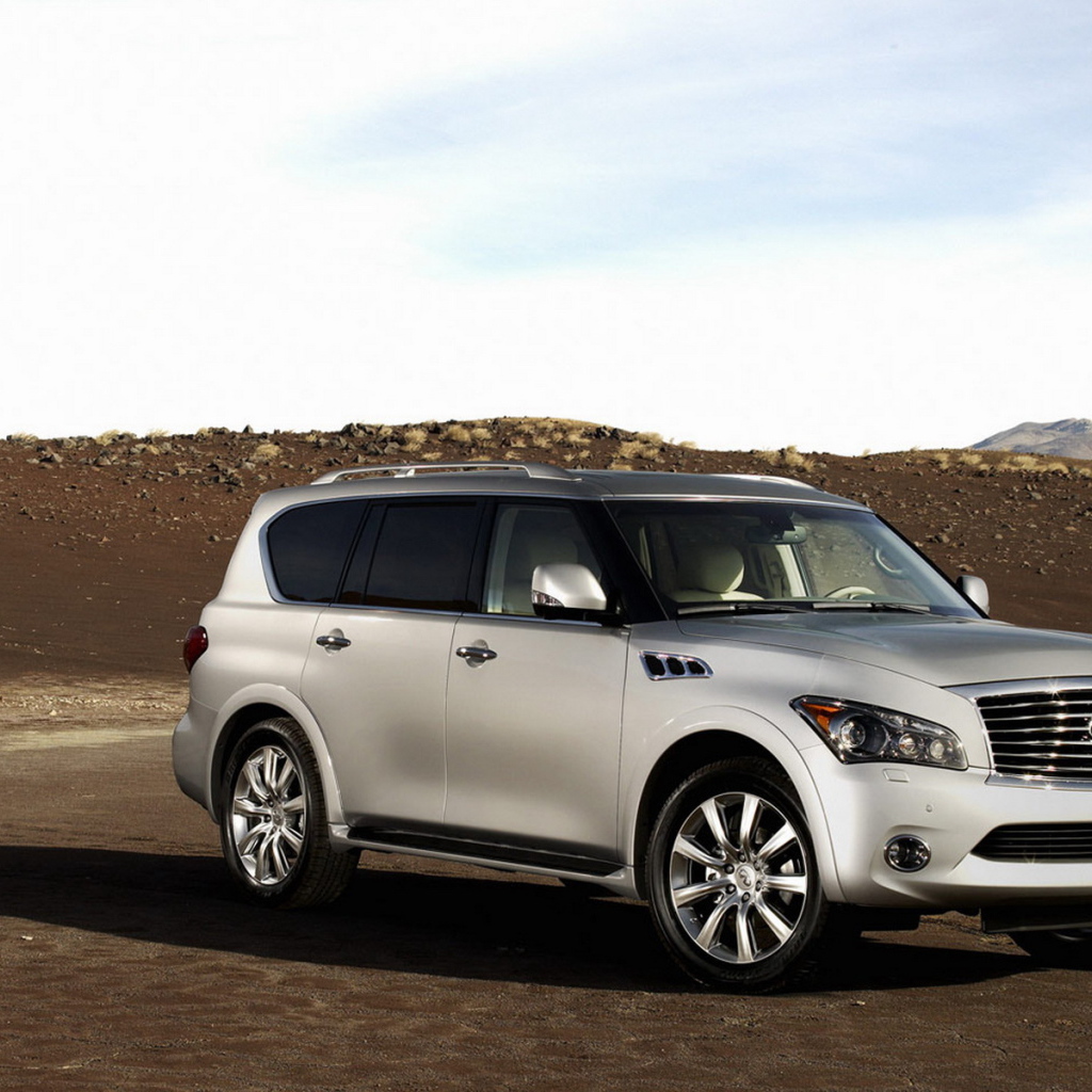 Инфинити QX в пустыне