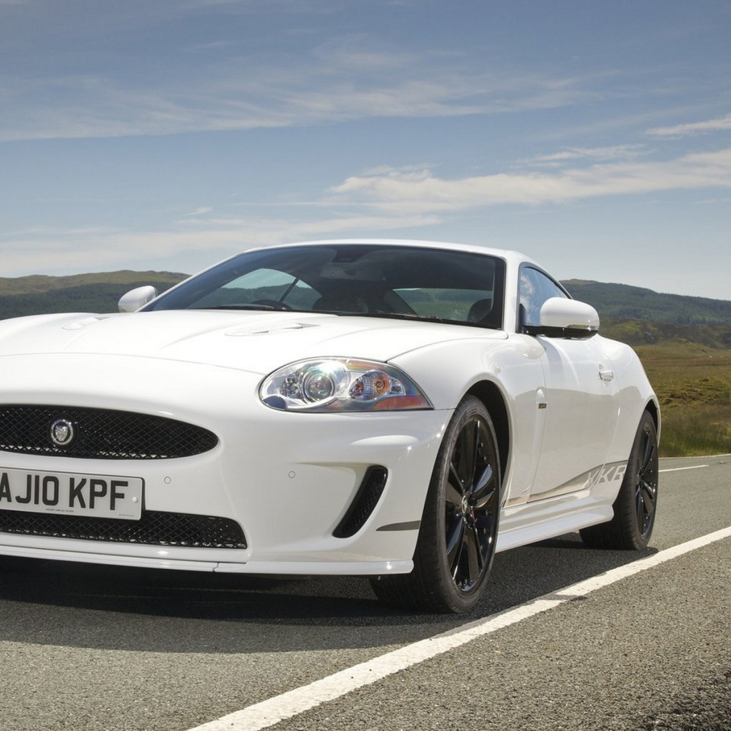 Новый Ягуар-XKR в движении