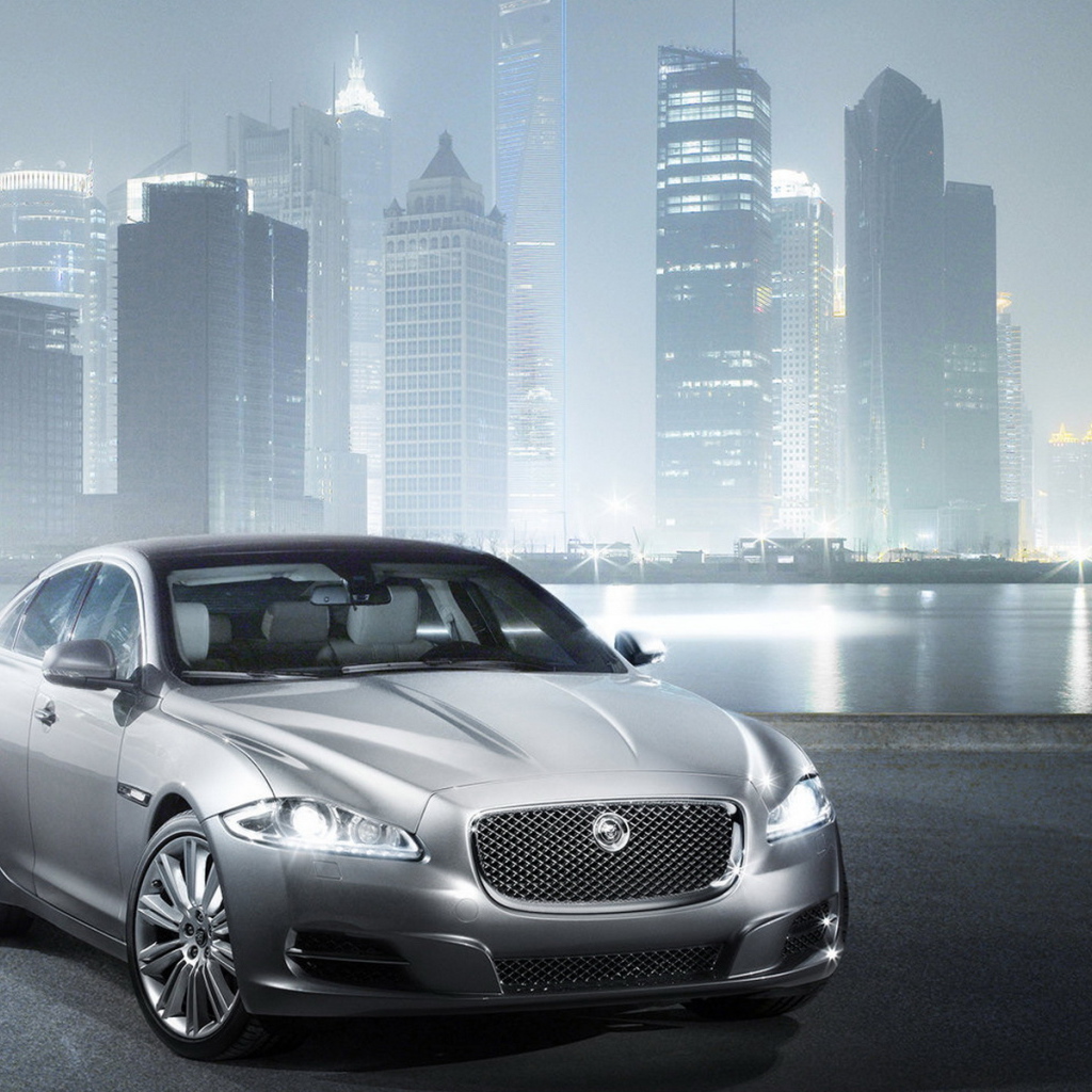 Jaguar XJ на фоне города