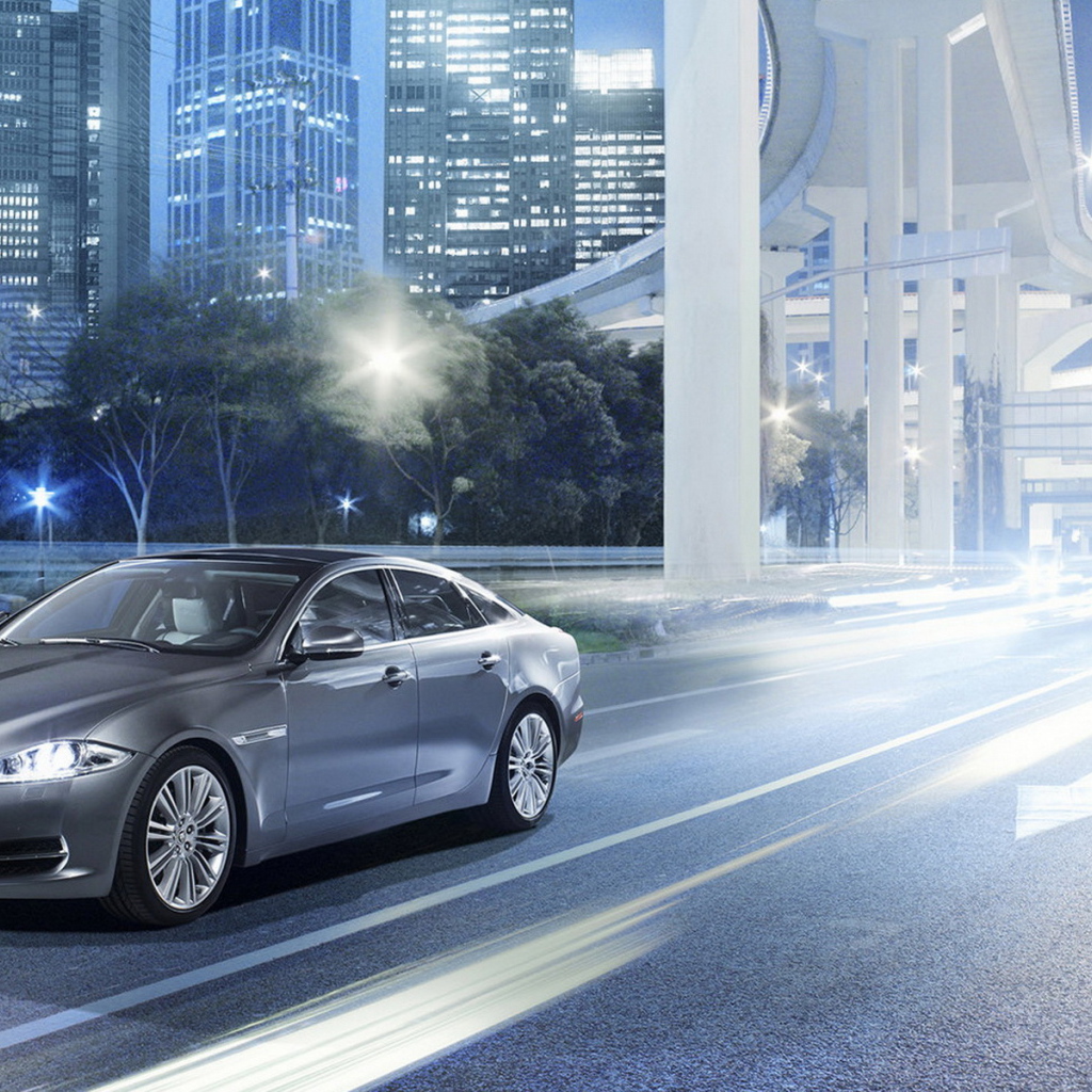 Jaguar XJ на улицах города