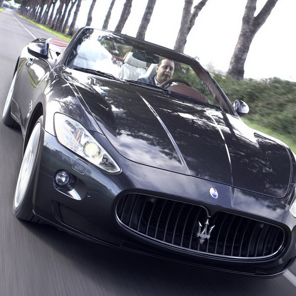 Мазерати ГранКабрио движение в даль