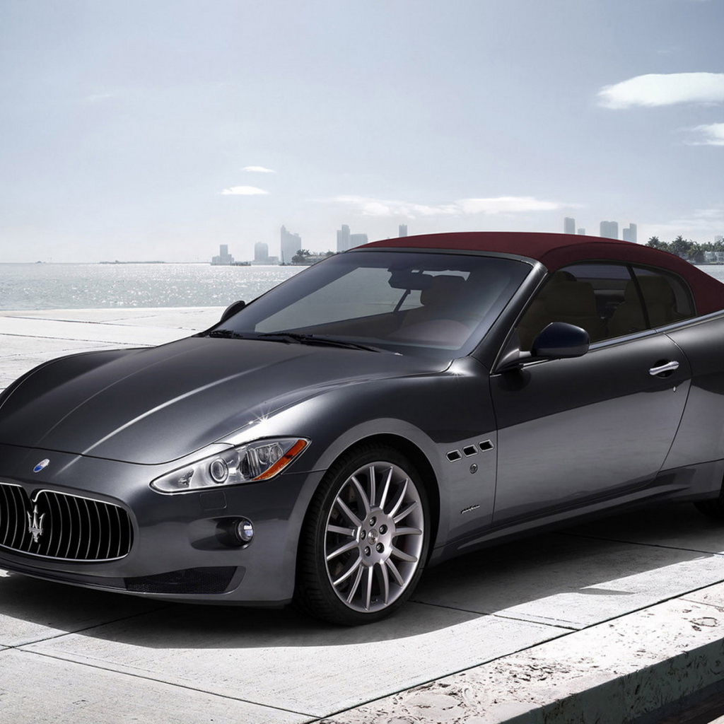 Maserati GranCabrio на причале