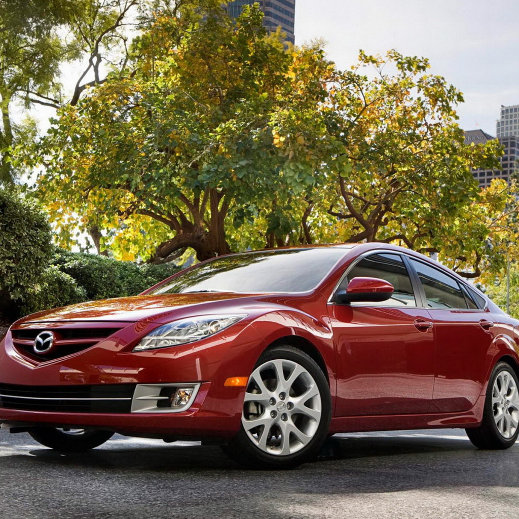 Мазда 6 в городском парке