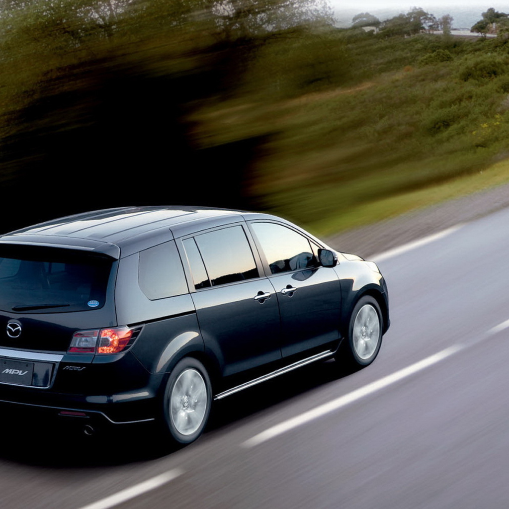 Мазда MПВ движение вперед