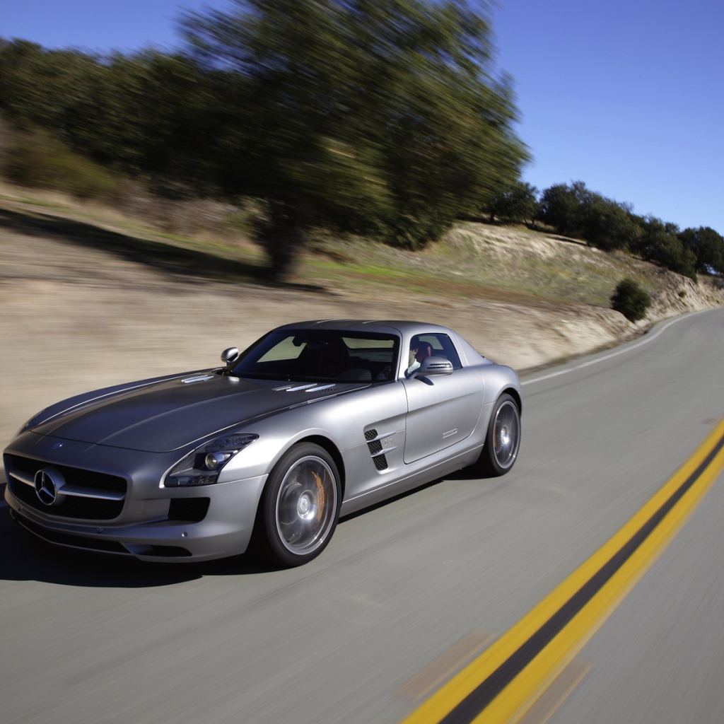 Серый Мерседес на дороге