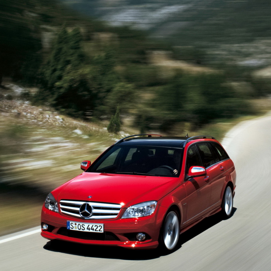 Mercedes Benz C 350 Estate на вьющейся дороге