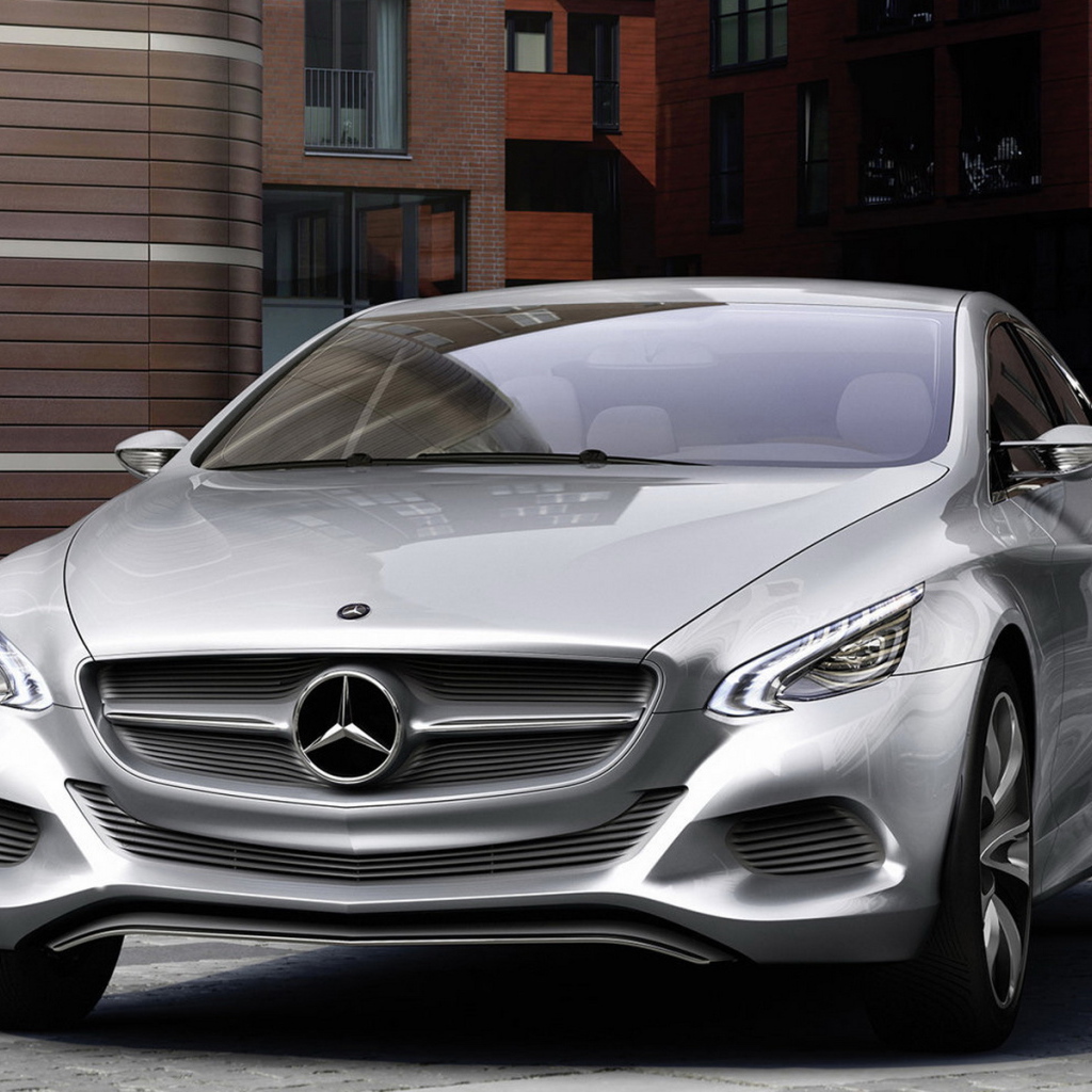 Mercedes Benz F800 Style Concept во дворе