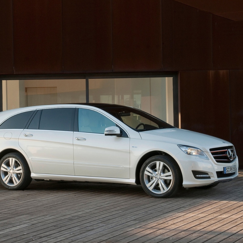 Мерседес Бенц Р класс дожидаясь начала движения