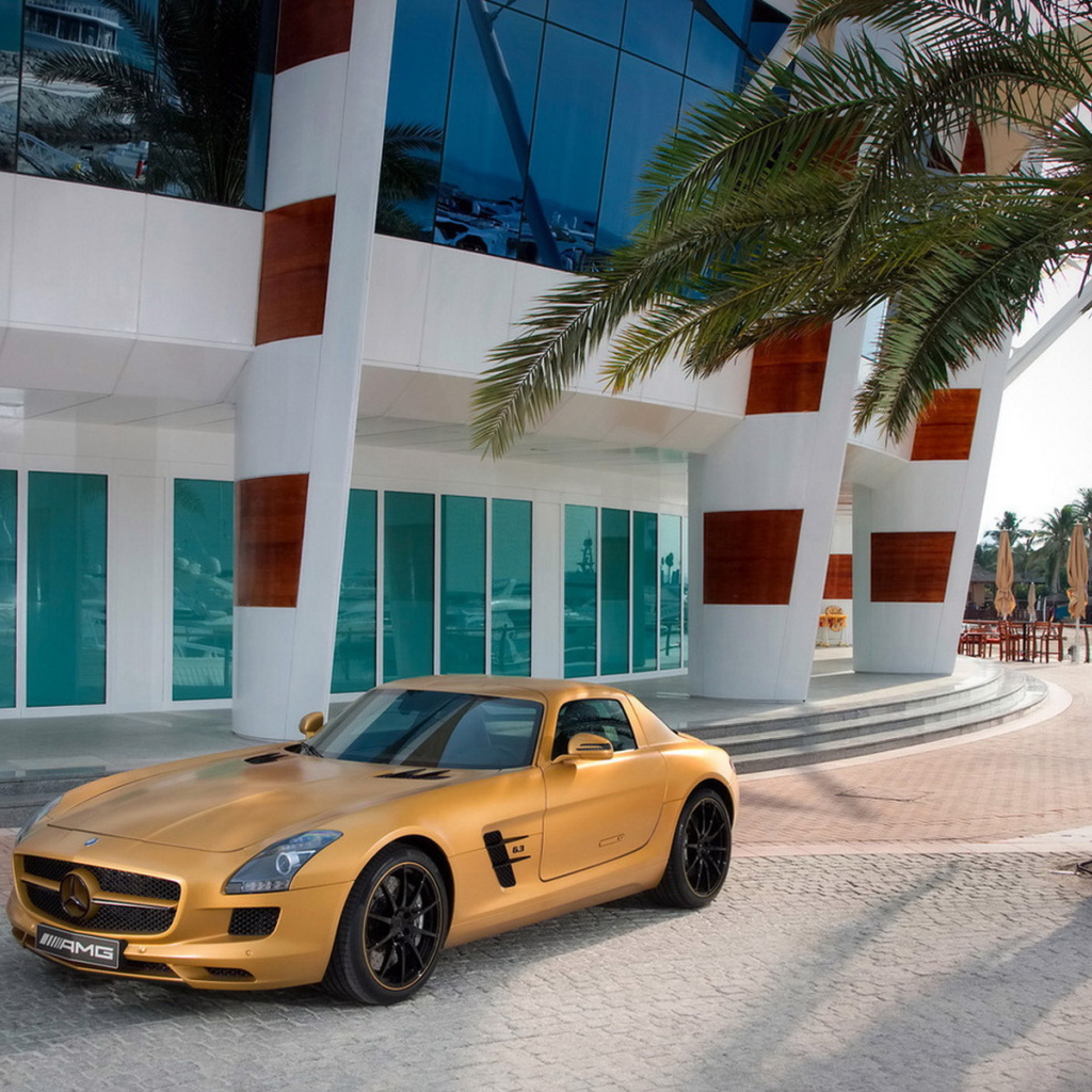 Mercedes Benz SLS AMG Desert Gold при входе