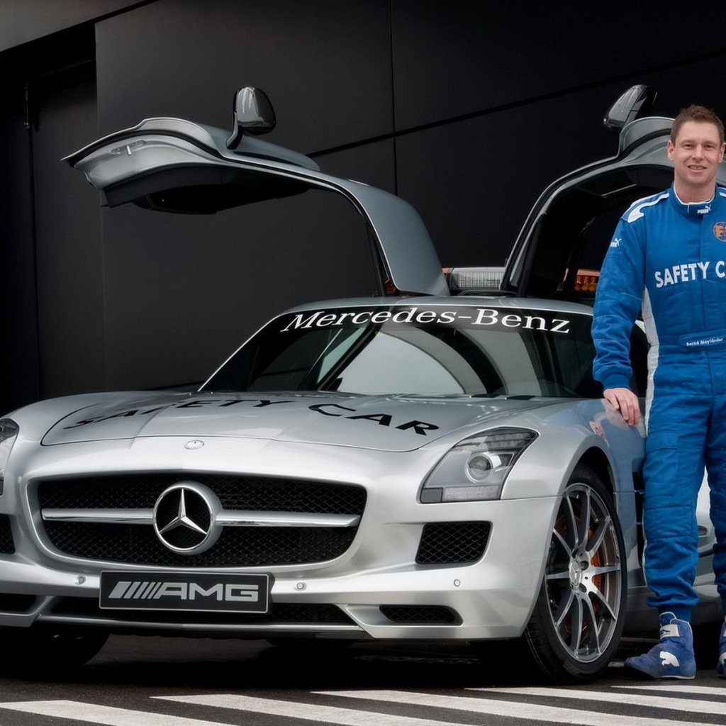 Mercedes Benz SLS AMG F1 перед треком