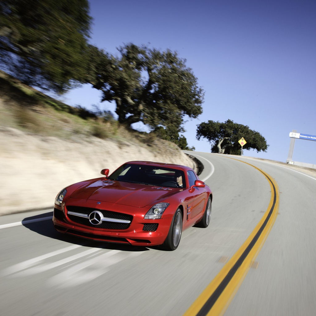 Красный Мерседес на дороге