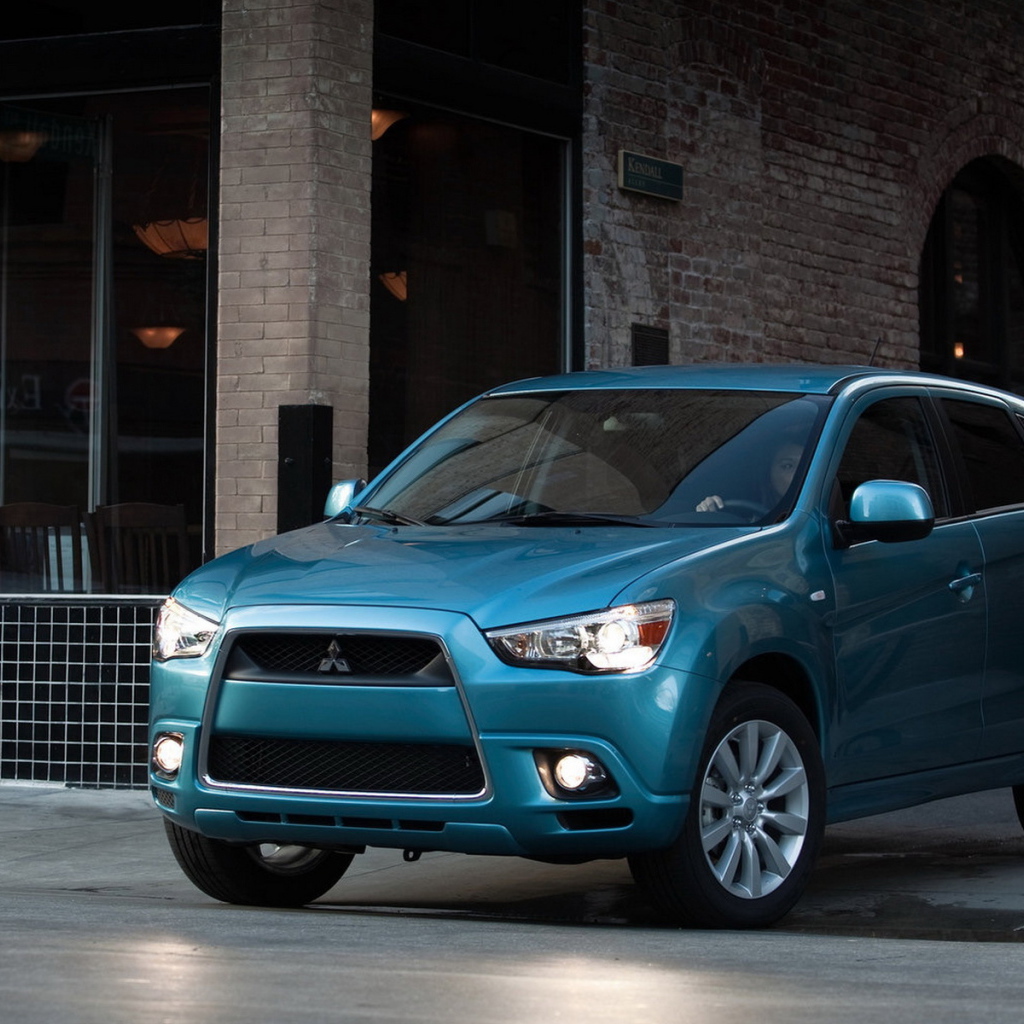 Митсубиши CUV выезжая на улицу