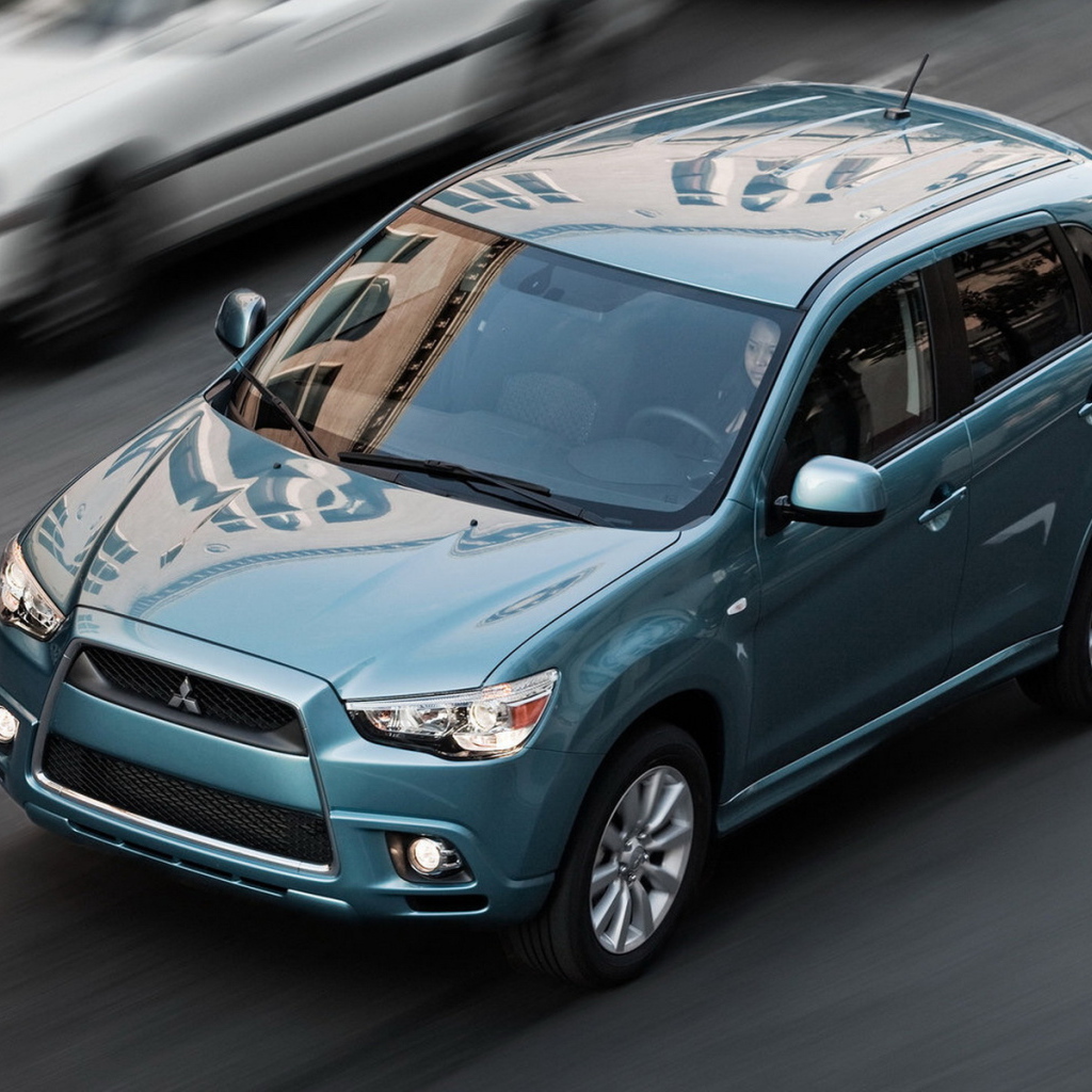 Митсубиши CUV движение по улице