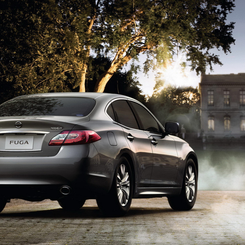 Nissan Fuga в загородном поместье