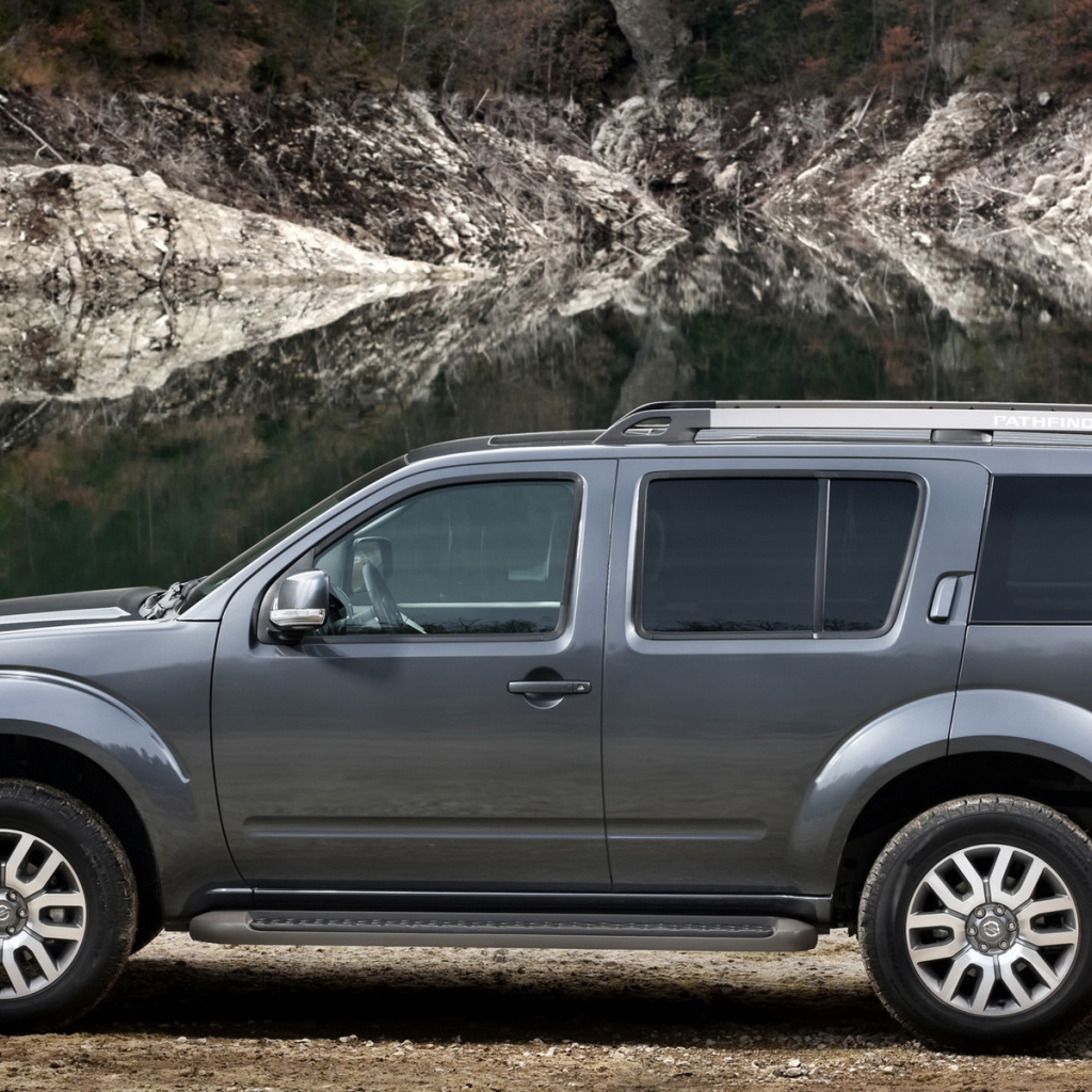 Ниссан Патфиндер возле озера