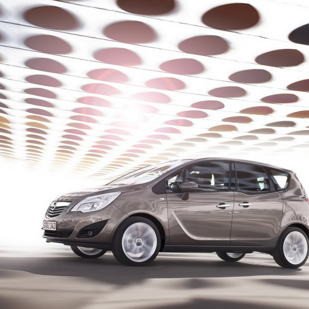 Опель Мерива в движении